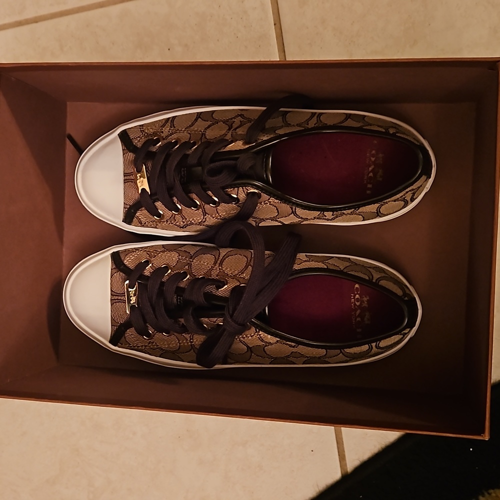 Coach Empire Outline Laceup Sneakers. NWT. Size 7